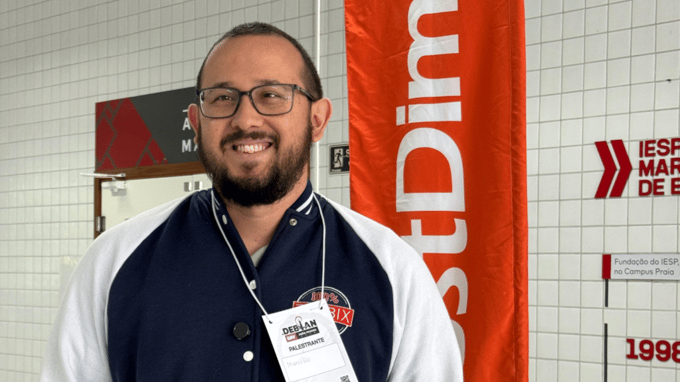 Marcílio Ramos, gerente de monitoramento da HostDime compôs a programação do evento com a palestra "Debian + Zabbix: Um sistema de monitoramento Open Source"